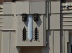 Het ornament boven de deur met gestyleerde maskers.
<br/>
Richard Keijzer, 2014-07-03